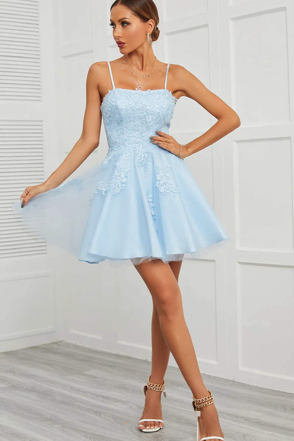 Vestido de baile curto de tulle azul com apliques