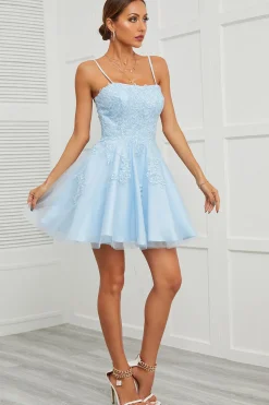 Vestido de baile curto de tulle azul com apliques