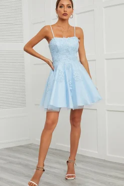 Vestido de baile curto de tulle azul com apliques