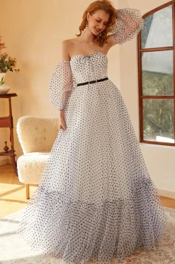 Vestido de baile de bolinhas brancas com mangas