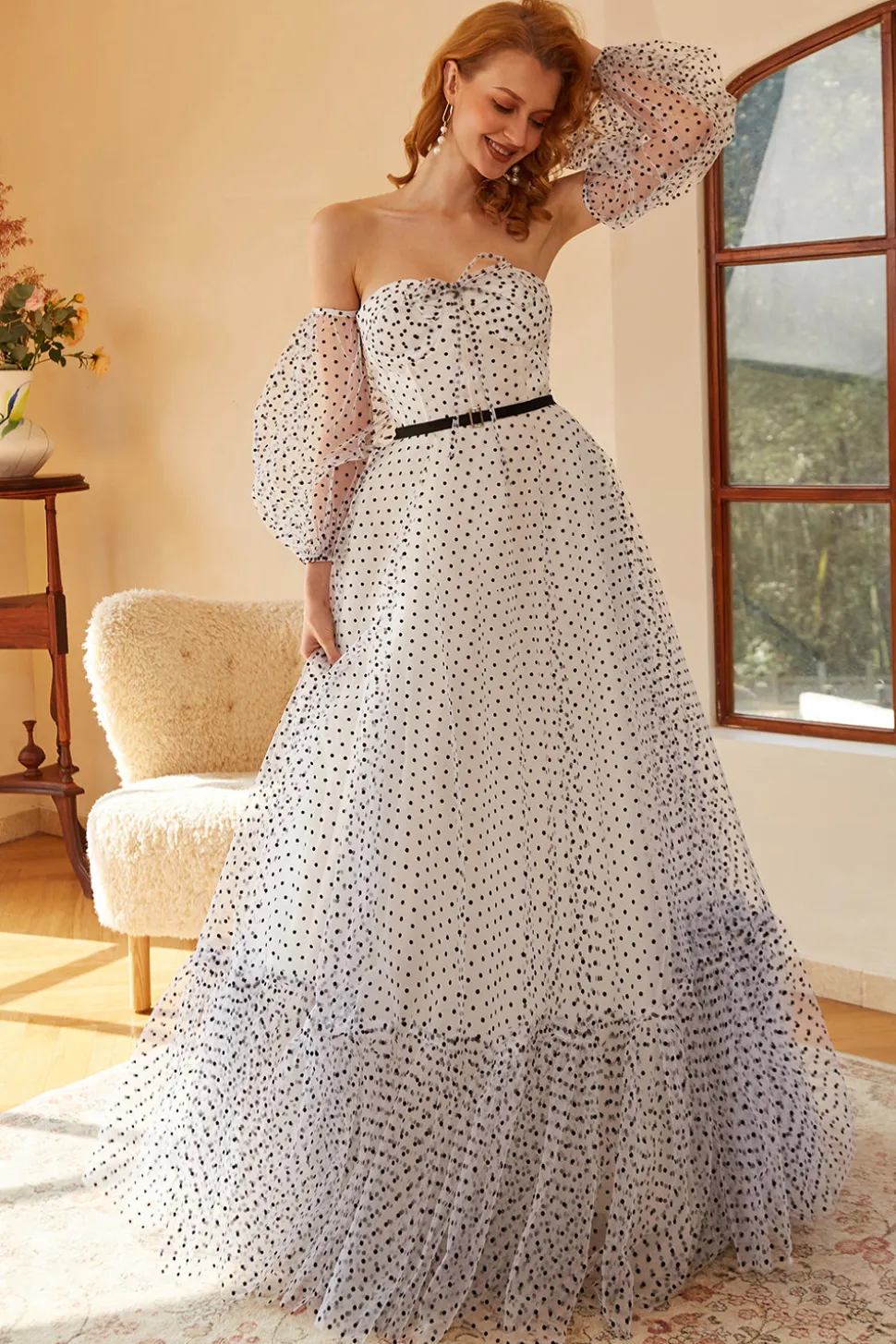 Vestido de baile de bolinhas brancas com mangas