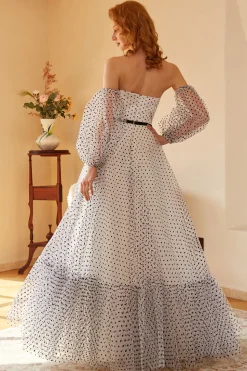 Vestido de baile de bolinhas brancas com mangas