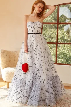 Vestido de baile de bolinhas brancas com mangas