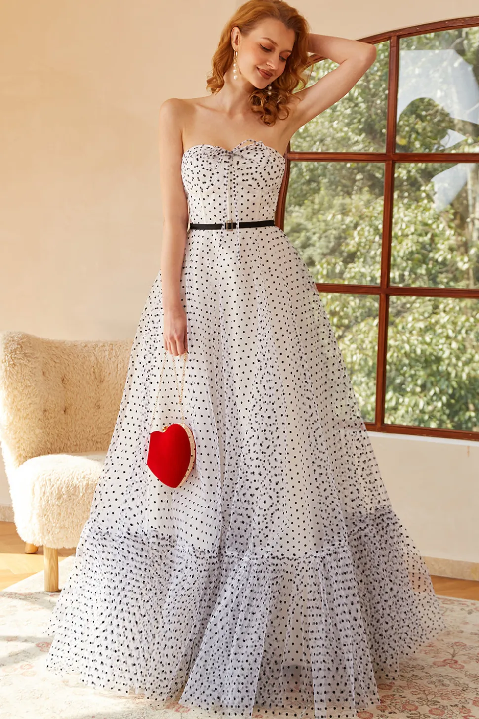 Vestido de baile de bolinhas brancas com mangas