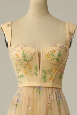 Vestido de baile de champanhe com bordado