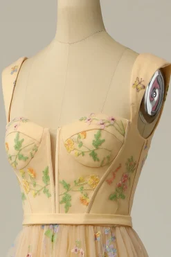 Vestido de baile de champanhe com bordado