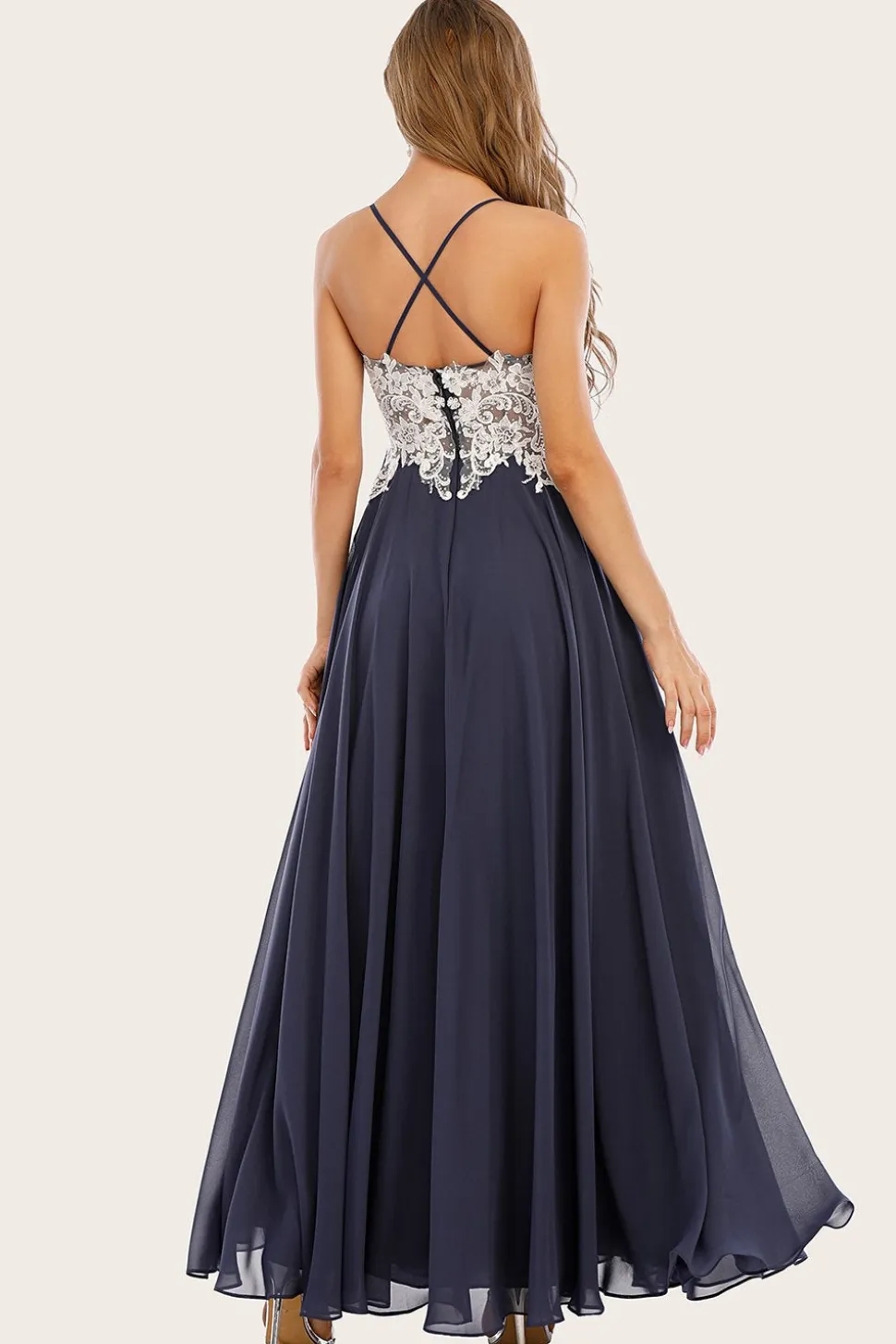 Vestido de baile de chiffon azul e poeirento com renda