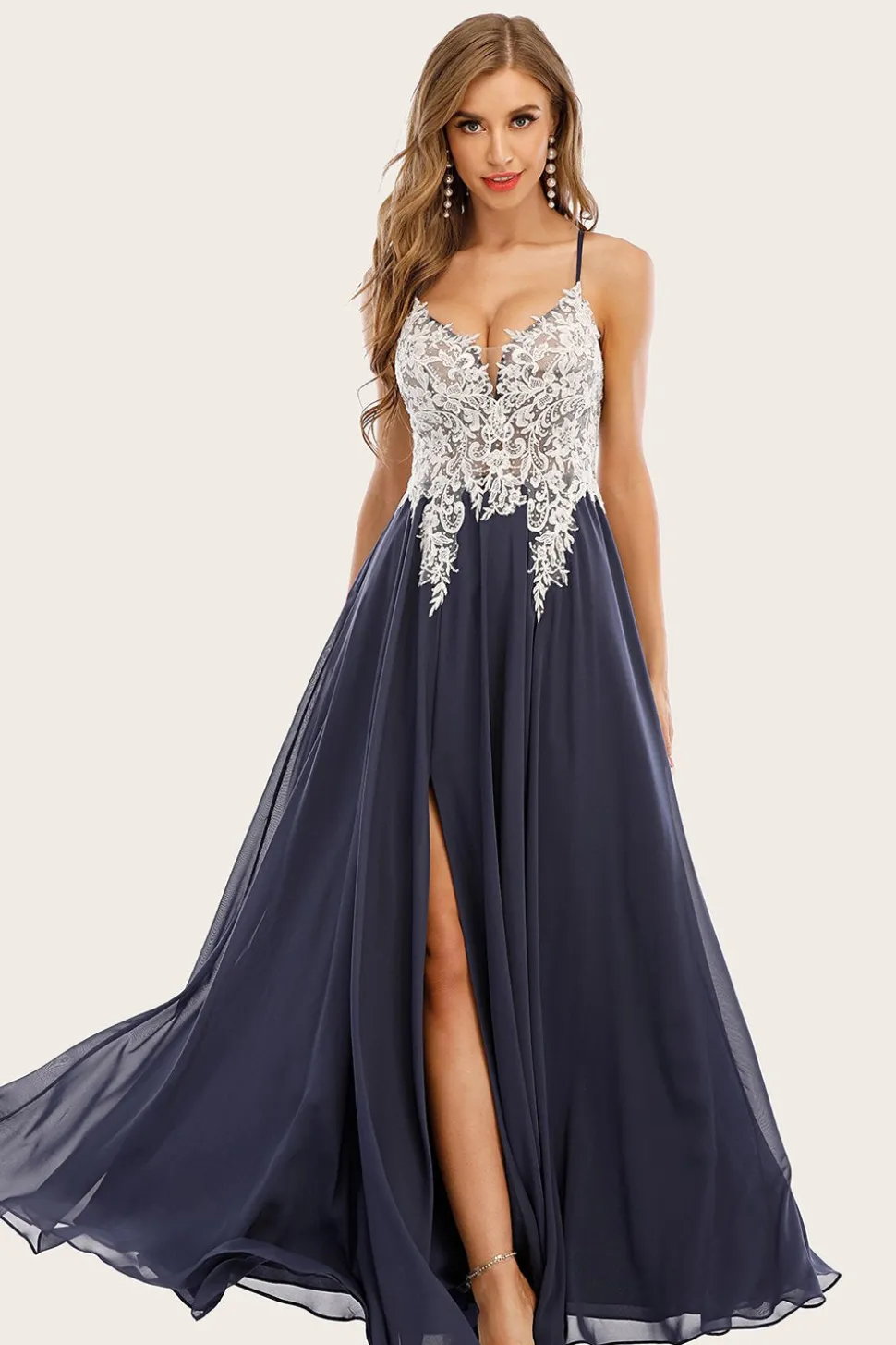 Vestido de baile de chiffon azul e poeirento com renda