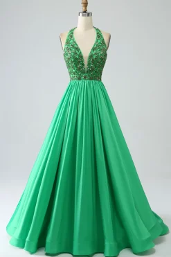 Vestido de baile de formatura de halter verde acetinado com missangas