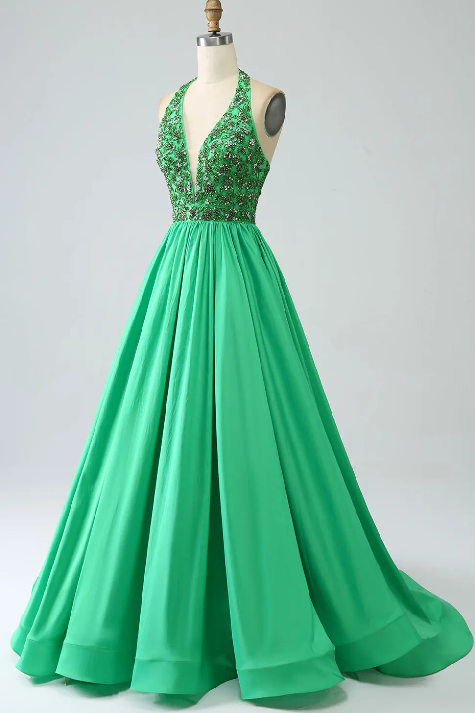 Vestido de baile de formatura de halter verde acetinado com missangas