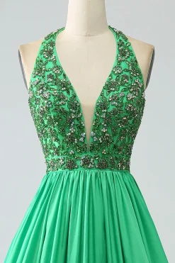 Vestido de baile de formatura de halter verde acetinado com missangas