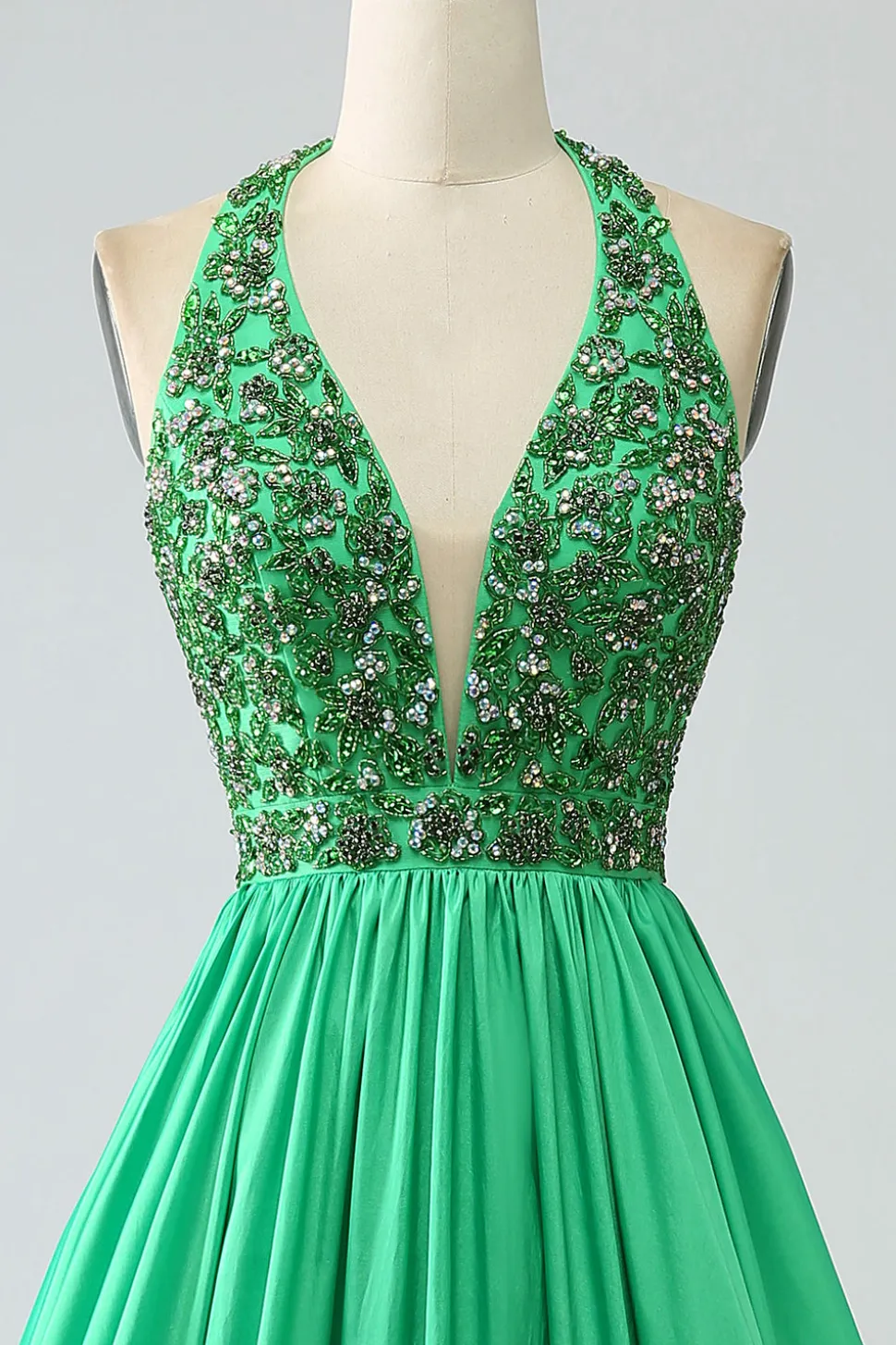 Vestido de baile de formatura de halter verde acetinado com missangas