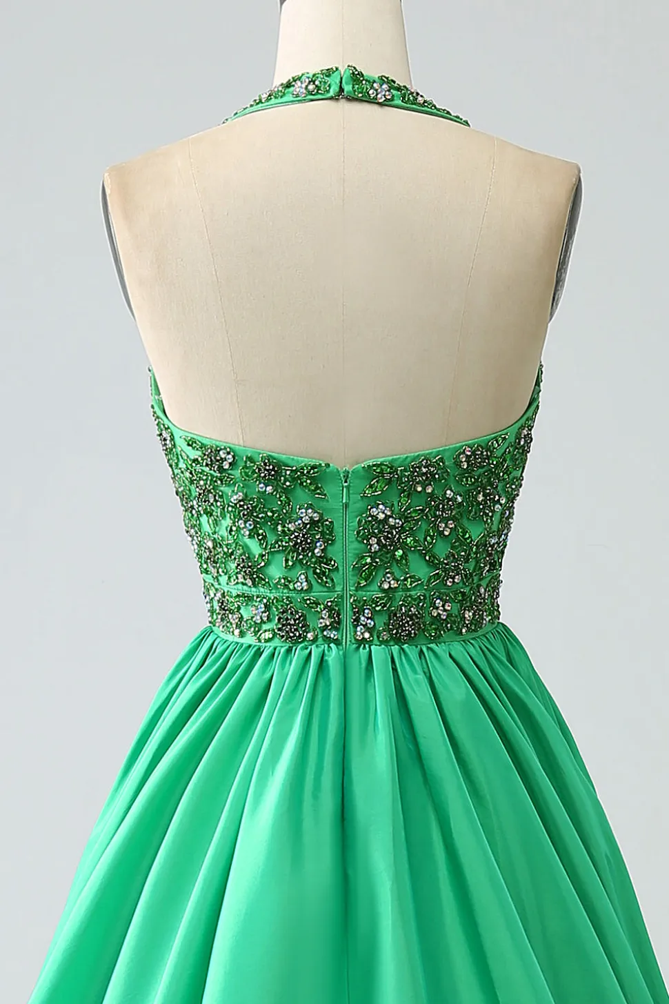 Vestido de baile de formatura de halter verde acetinado com missangas