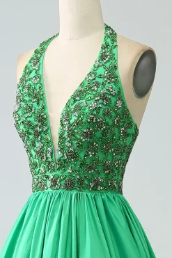 Vestido de baile de formatura de halter verde acetinado com missangas