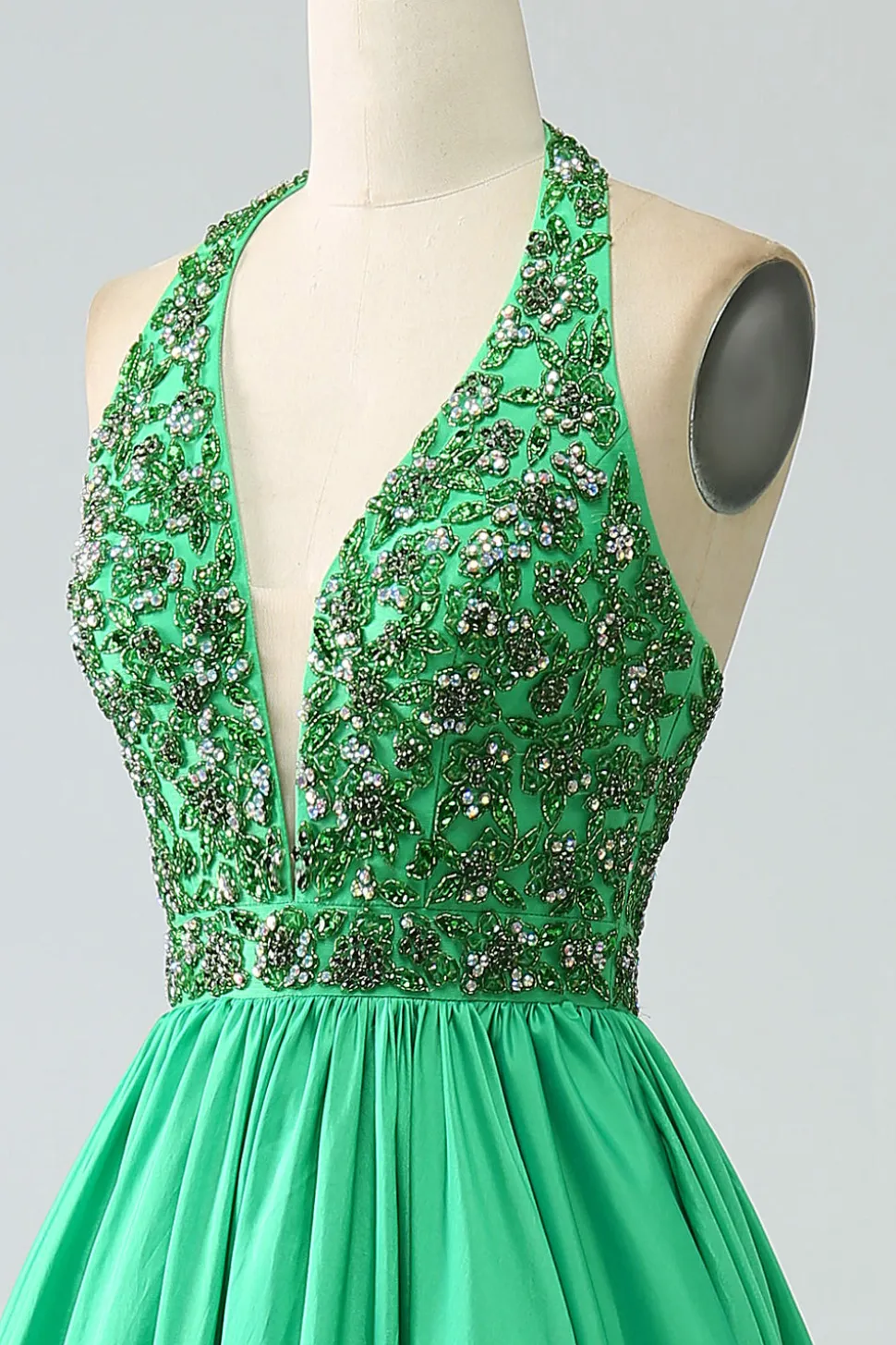 Vestido de baile de formatura de halter verde acetinado com missangas
