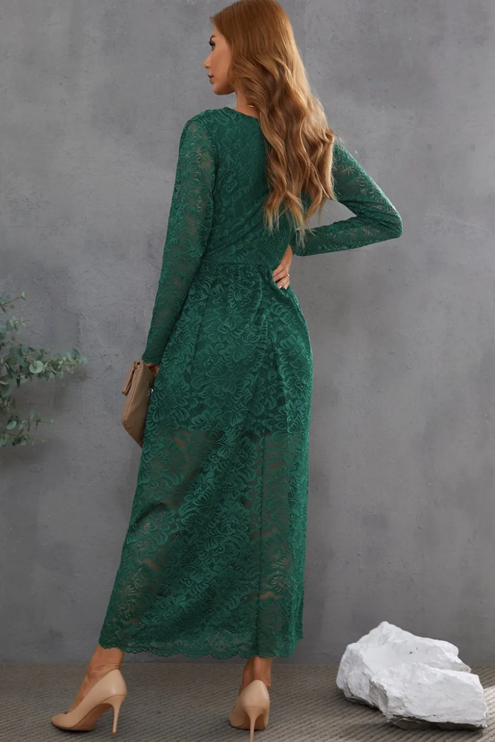 Vestido de baile de renda verde com mangas compridas