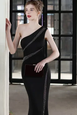 Vestido de baile de sereia preta com missangas