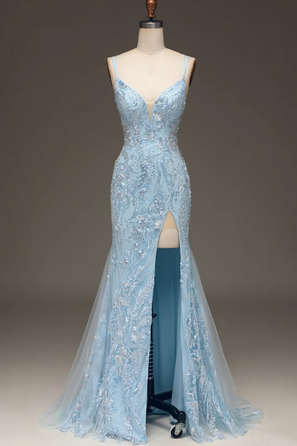 Vestido de baile de sereia de tule azul com frisado