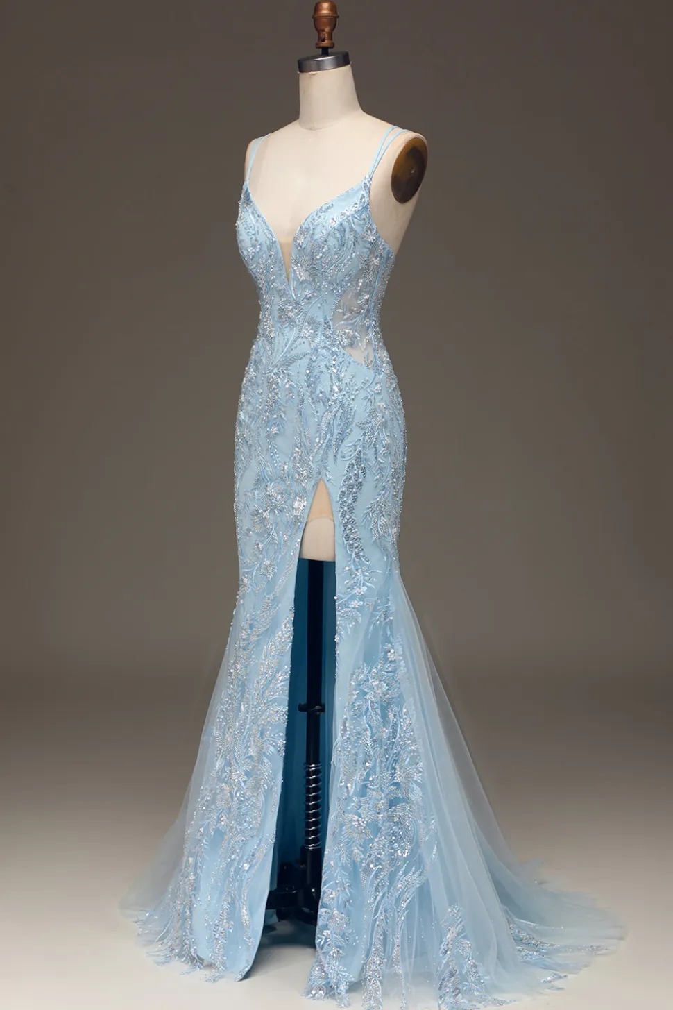 Vestido de baile de sereia de tule azul com frisado