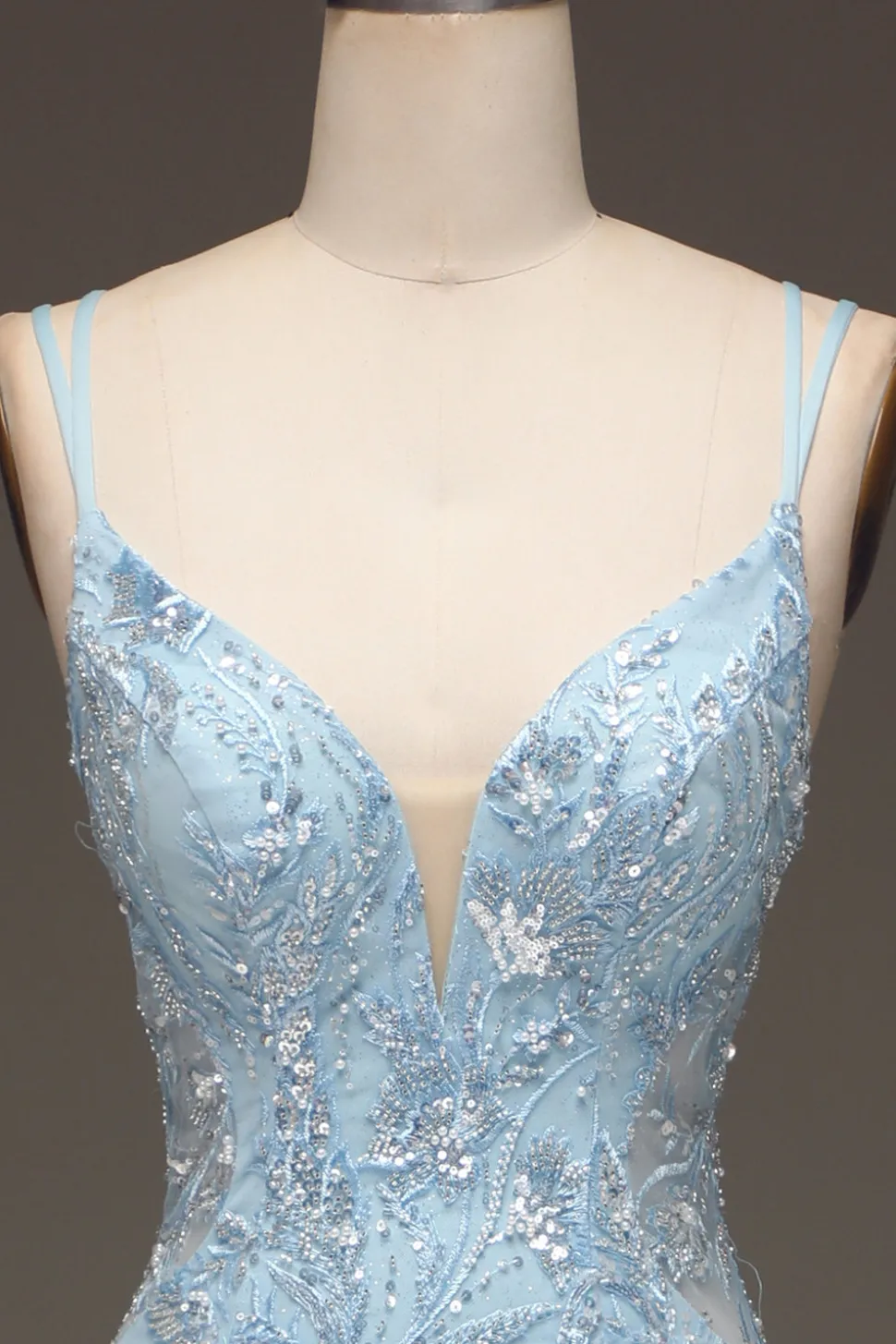 Vestido de baile de sereia de tule azul com frisado
