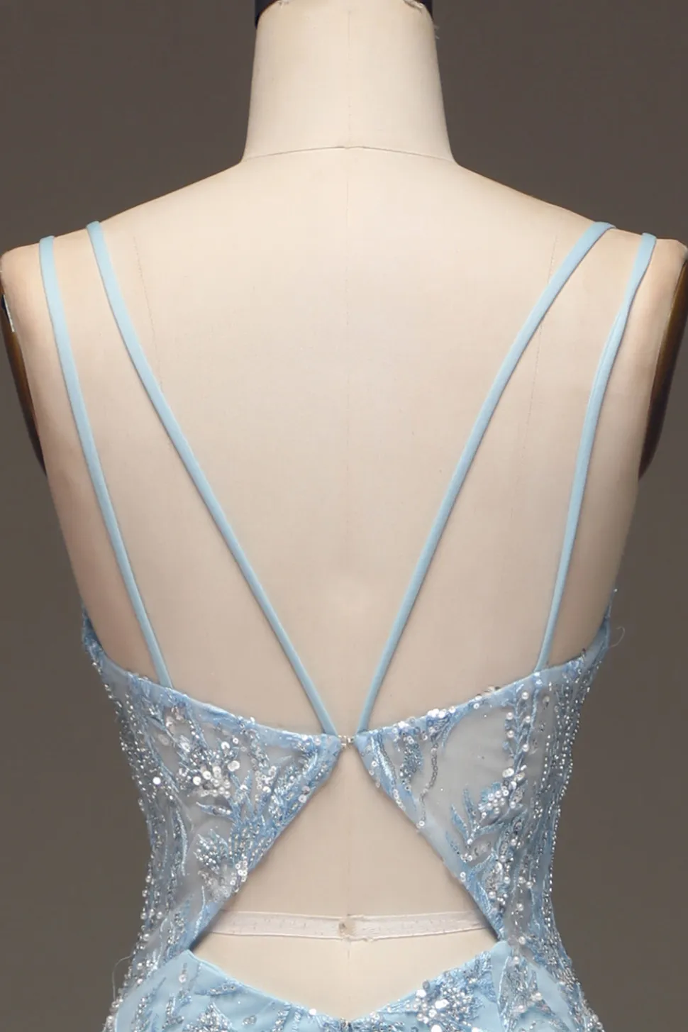 Vestido de baile de sereia de tule azul com frisado