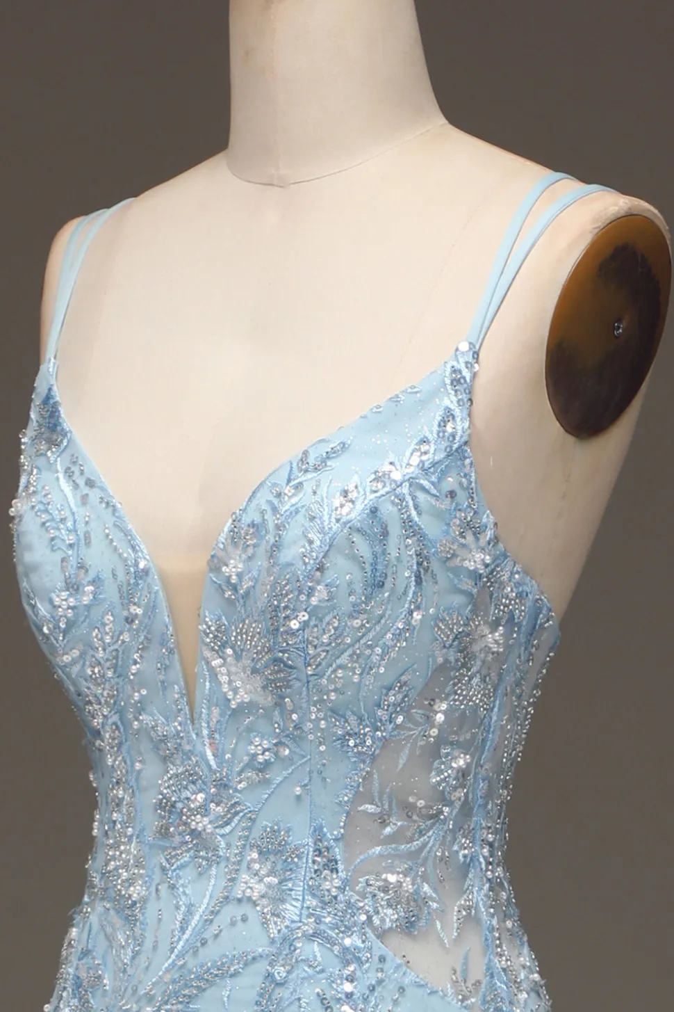 Vestido de baile de sereia de tule azul com frisado