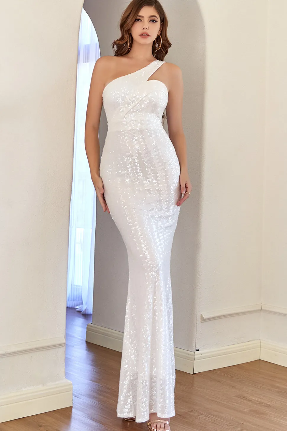 Vestido de baile de sereia de um ombro branco