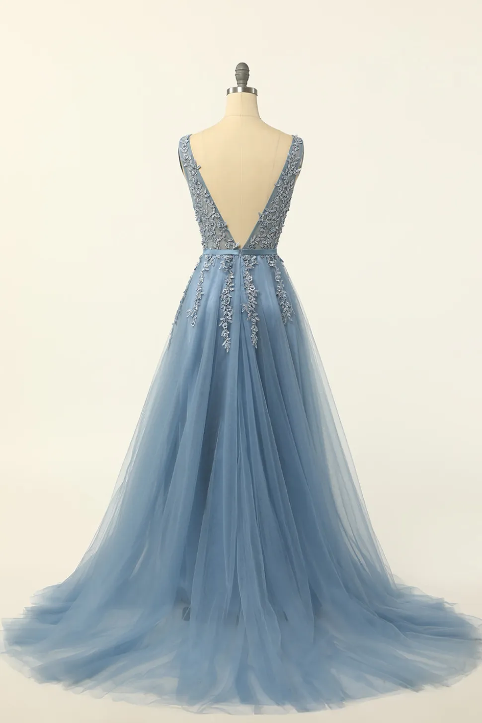 Vestido de baile de tulle azul com apliques