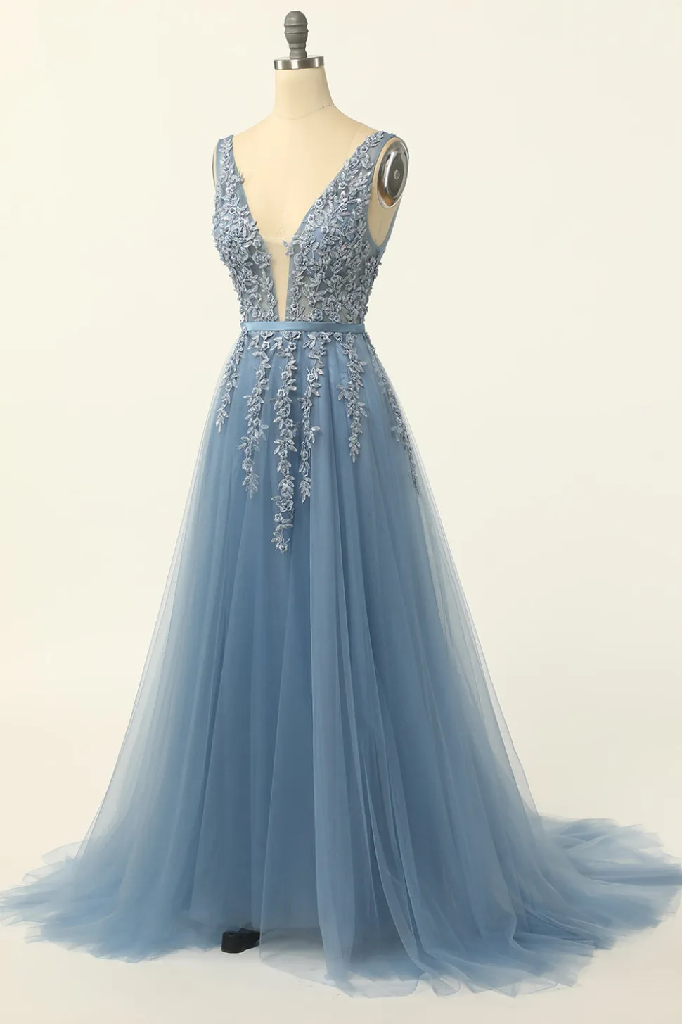 Vestido de baile de tulle azul com apliques