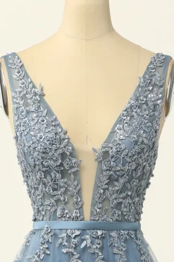 Vestido de baile de tulle azul com apliques