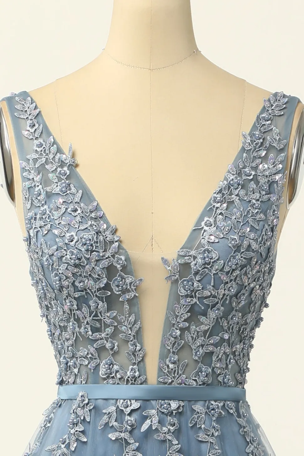 Vestido de baile de tulle azul com apliques
