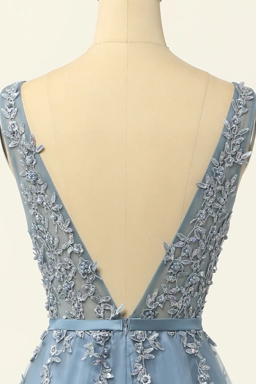 Vestido de baile de tulle azul com apliques