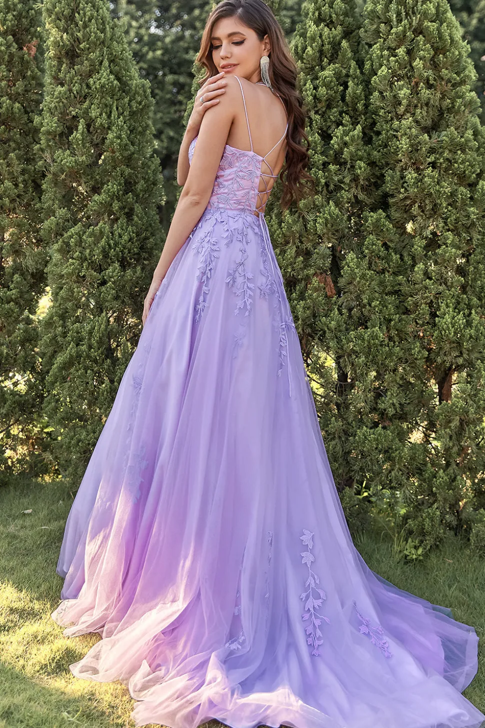 Vestido de baile de tulle roxo com apliques