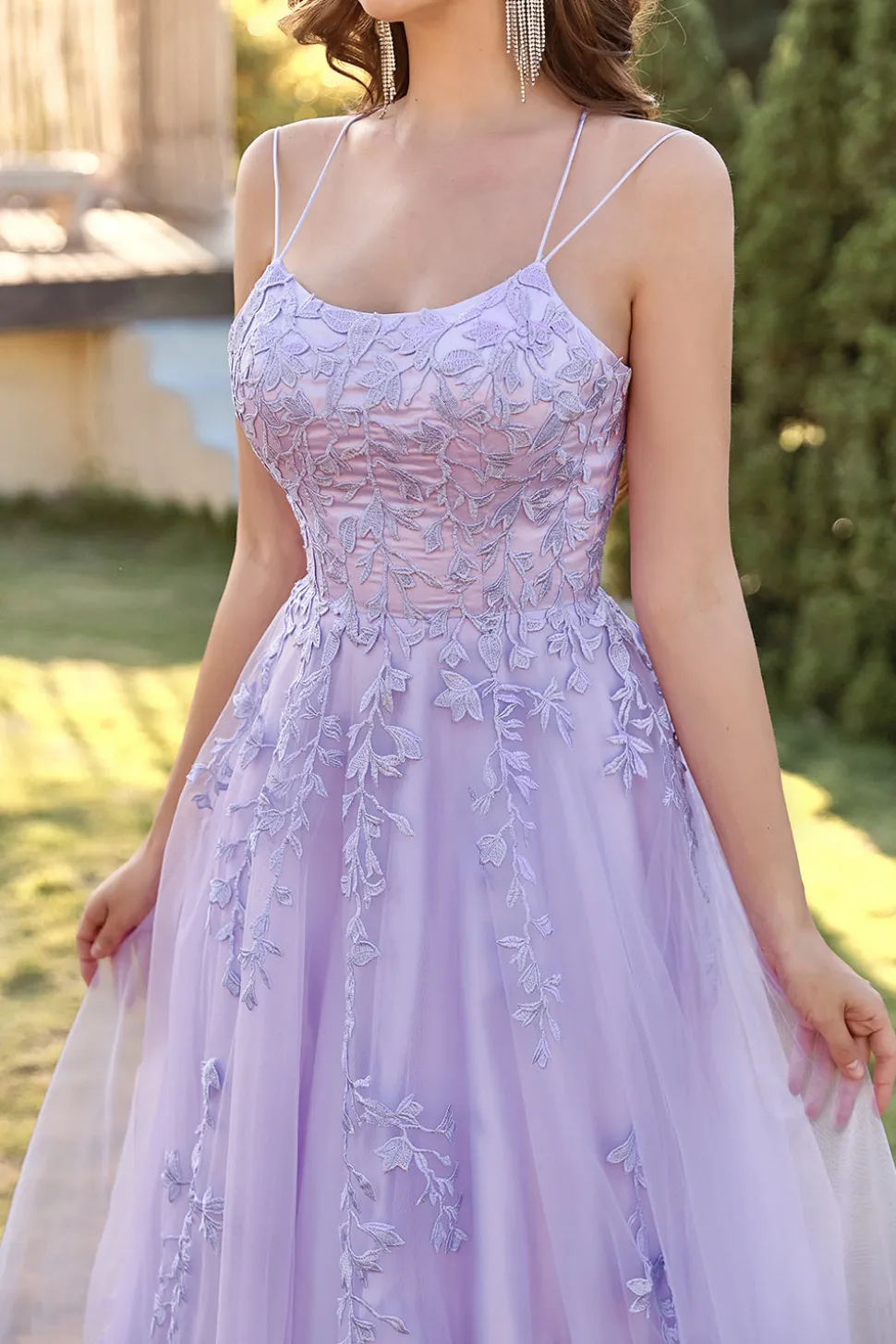 Vestido de baile de tulle roxo com apliques