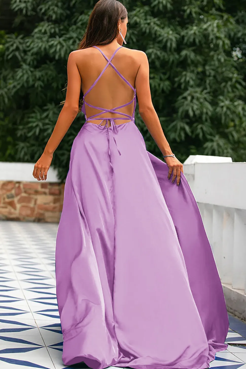 Vestido de baile lilás em cetim com alças finas