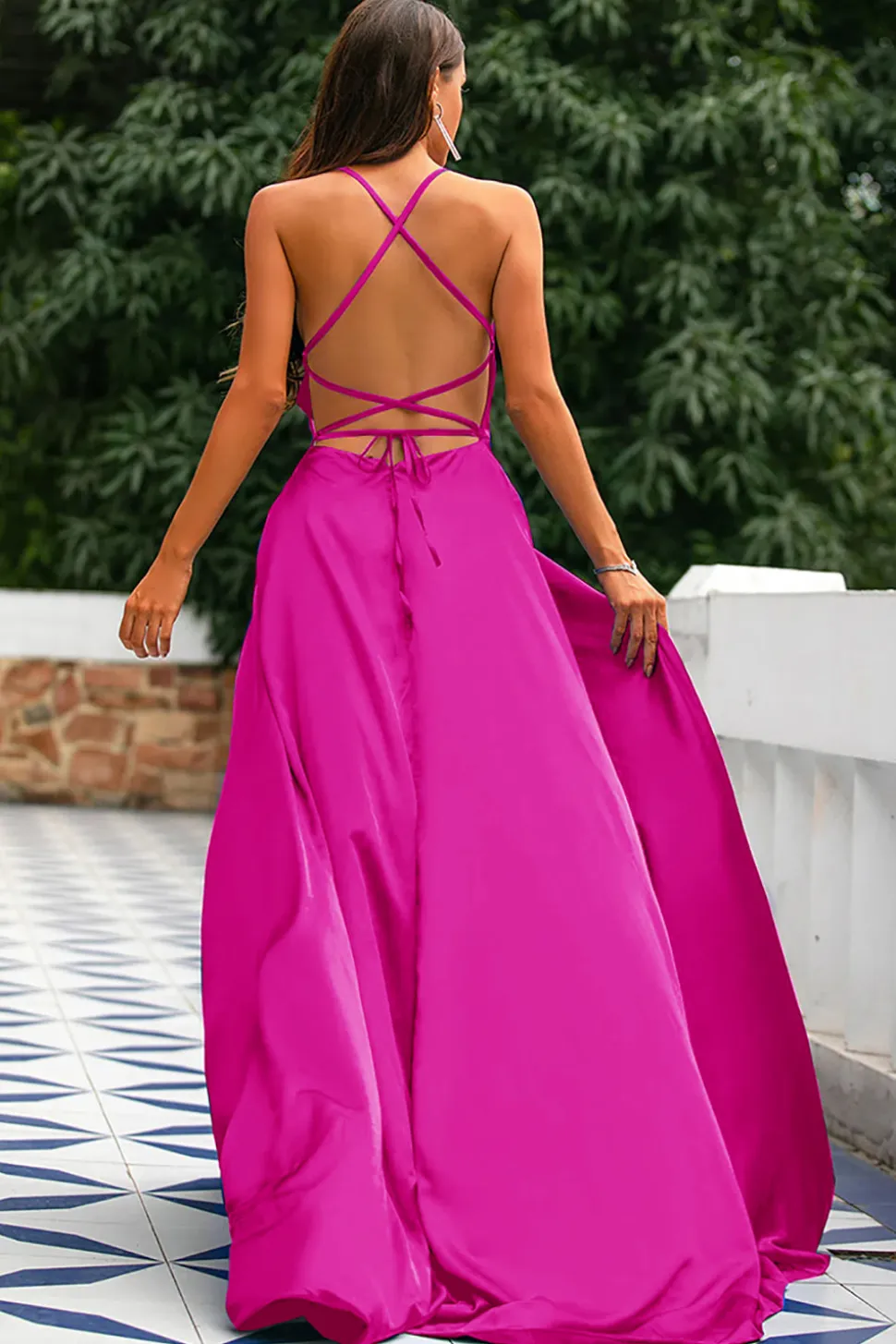 Vestido de baile lilás em cetim com alças finas