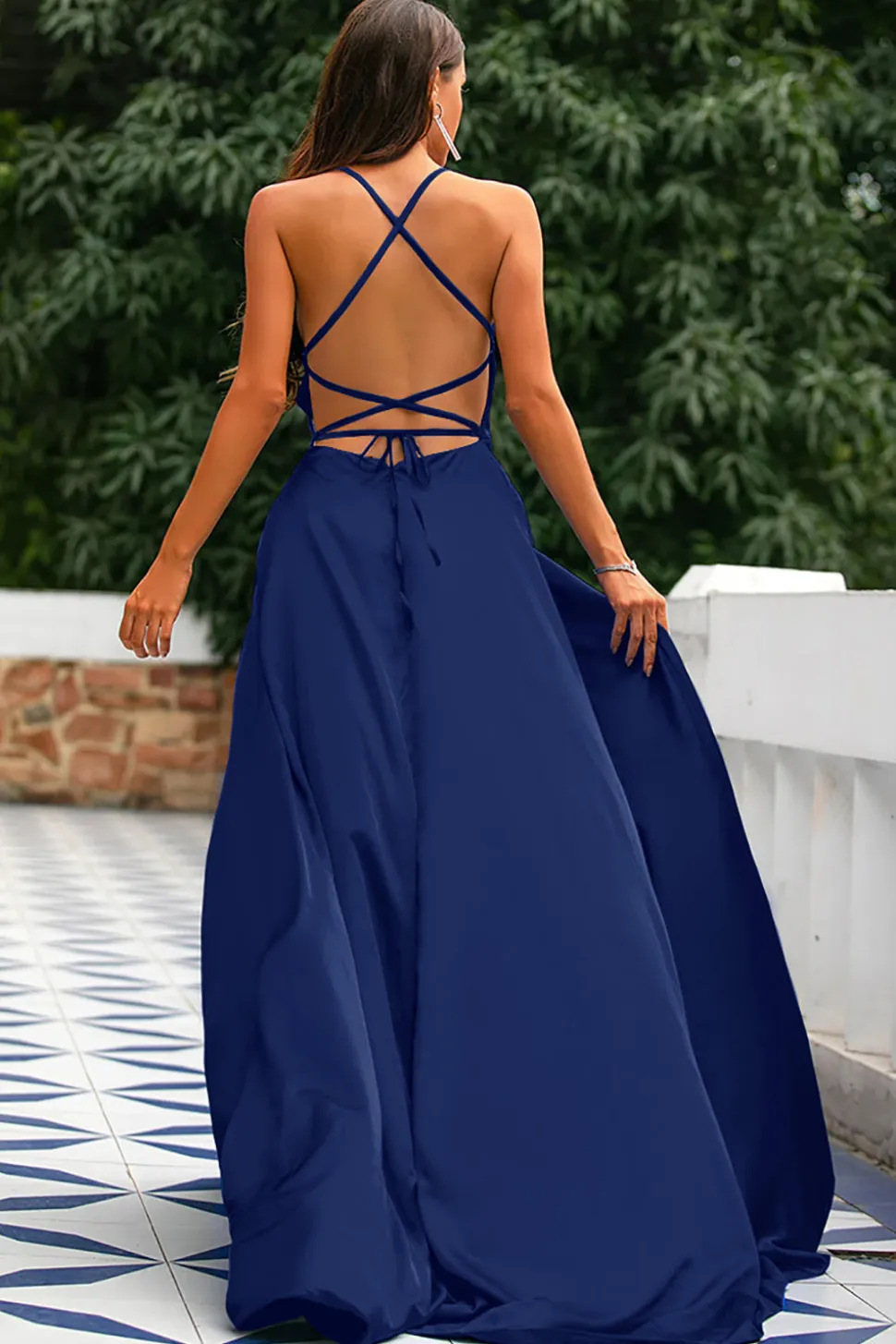 Vestido de baile lilás em cetim com alças finas