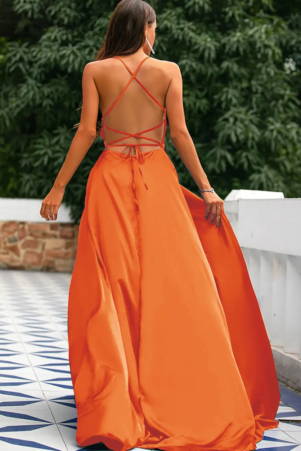 Vestido de baile lilás em cetim com alças finas