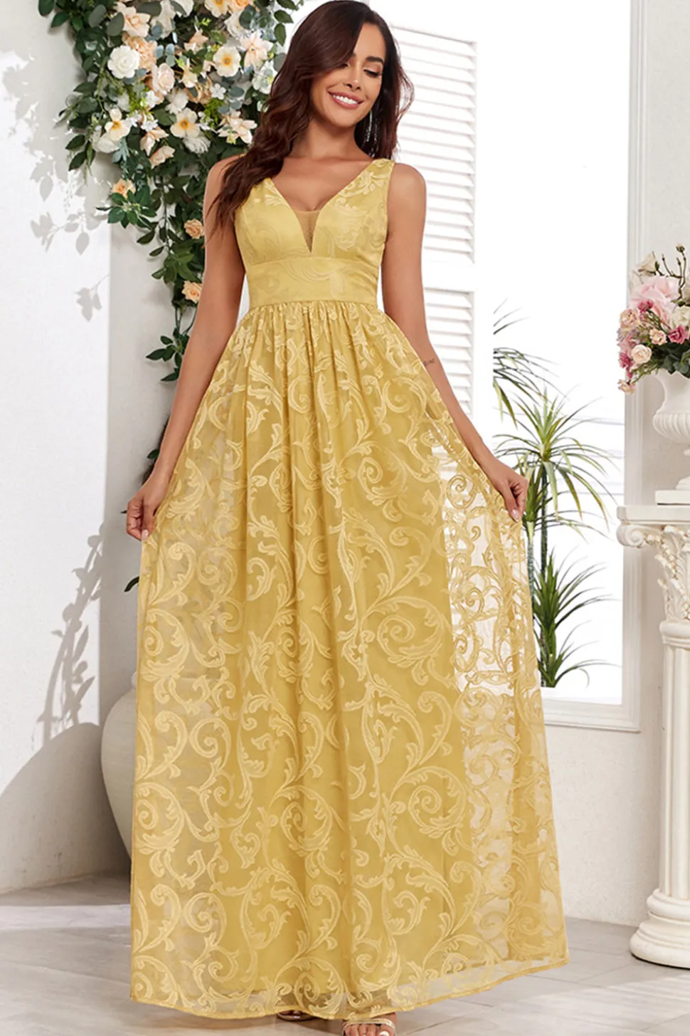 Vestido de baile longo amarelo V-neck com apliques