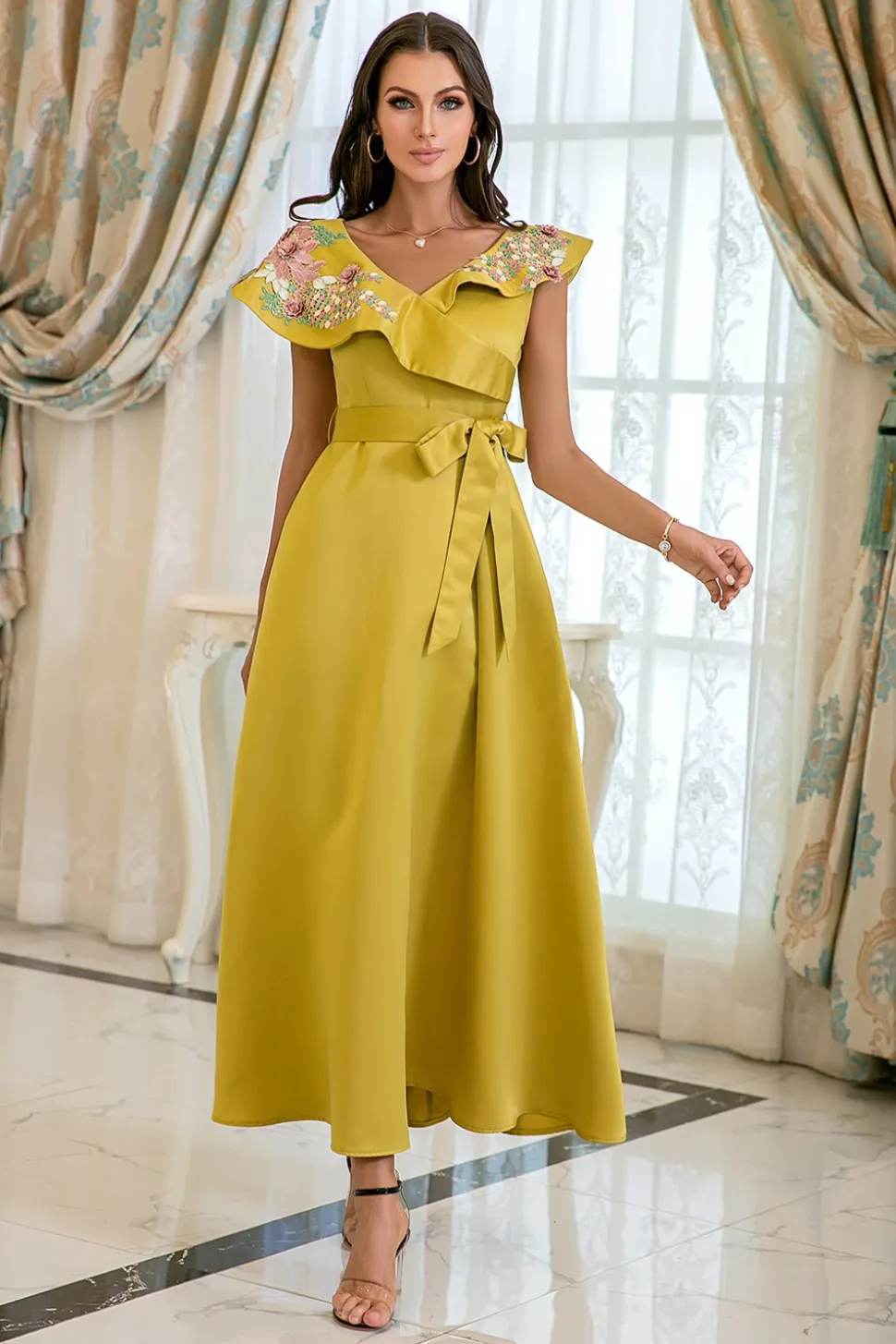 Vestido de baile longo amarelo com bordado