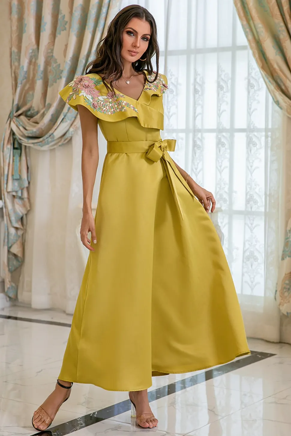 Vestido de baile longo amarelo com bordado