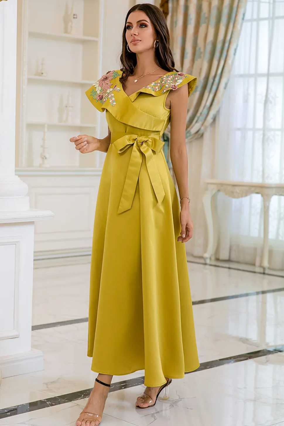 Vestido de baile longo amarelo com bordado