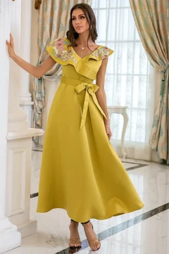 Vestido de baile longo amarelo com bordado