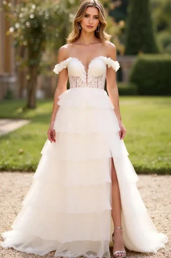 Vestido de baile longo branco fora do ombro com fenda
