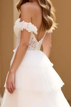 Vestido de baile longo branco fora do ombro com fenda