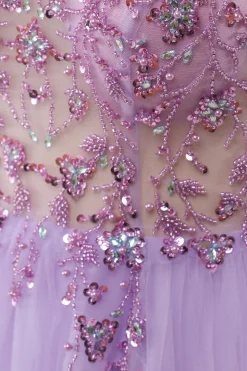 Vestido de baile longo de tulle de contas roxas