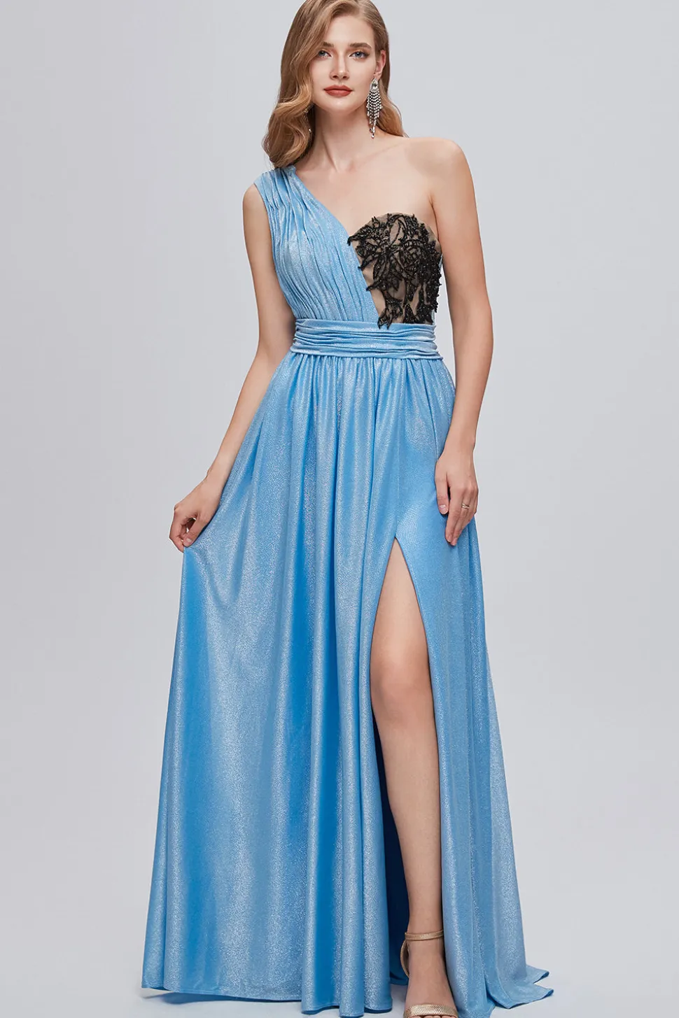 Vestido de baile longo de ombro azulado com apliques