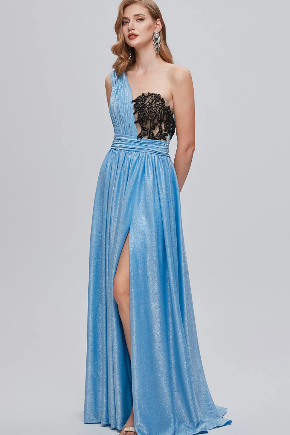 Vestido de baile longo de ombro azulado com apliques