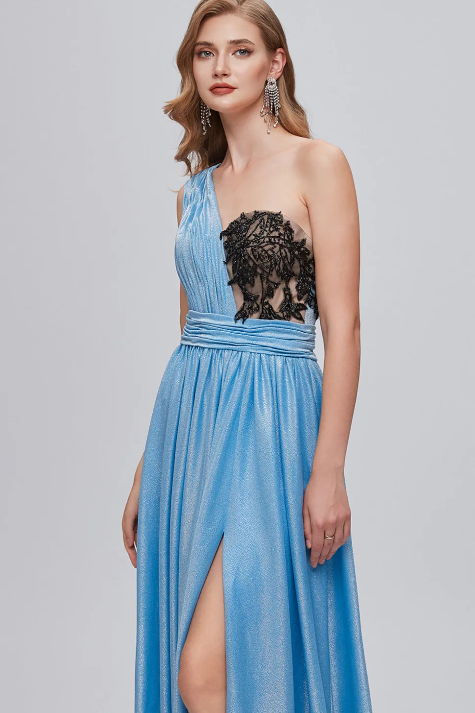 Vestido de baile longo de ombro azulado com apliques