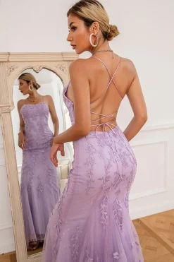 Vestido de baile longo de sereia roxa clara com apliques